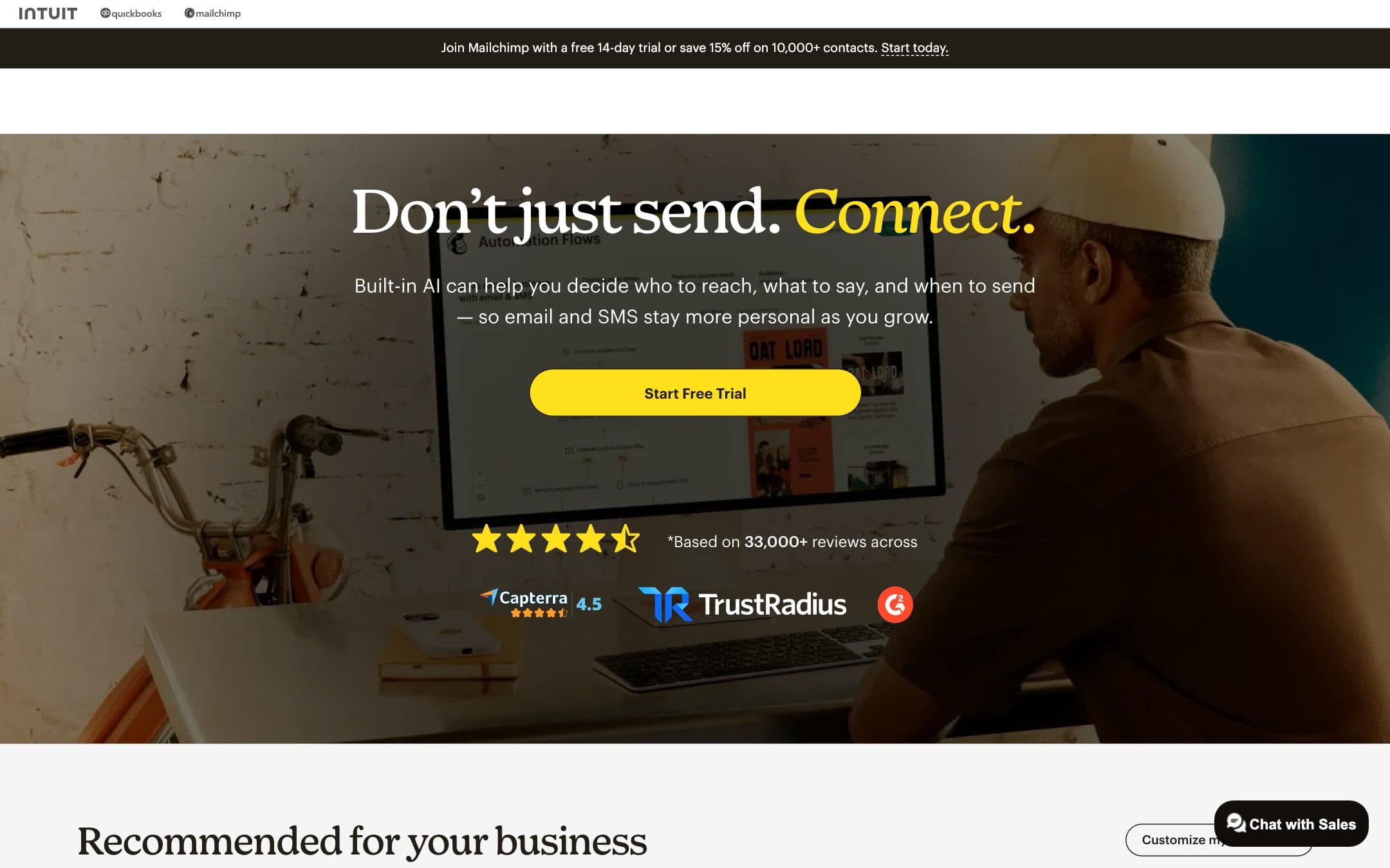 Página de inicio de Mailchimp con el titular «Don't just send. Connect.» («No solo envíes. Conecta.») sobre la fotografía del dueño de un taller ante un portátil