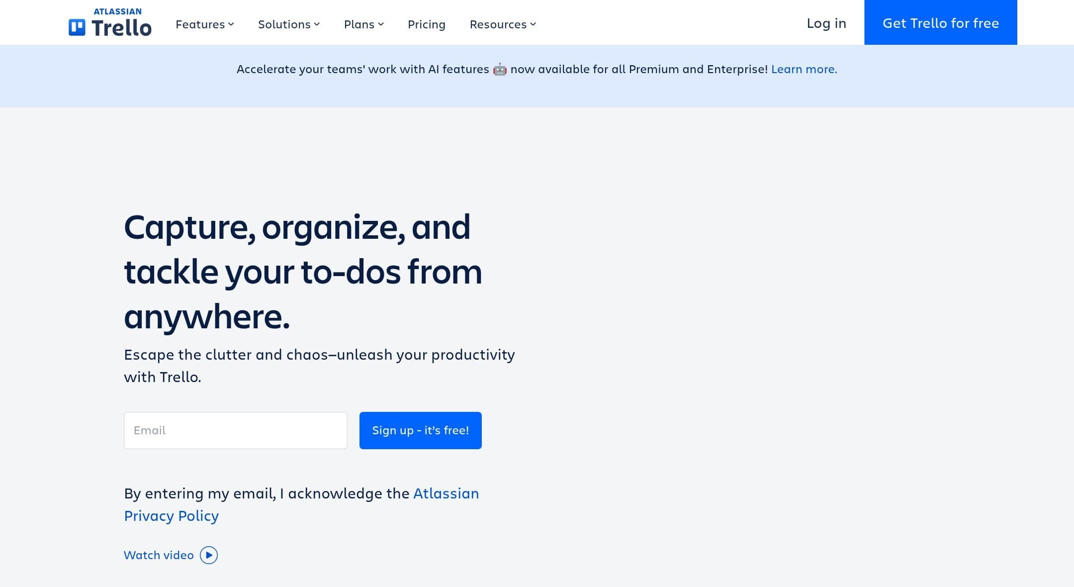Página de inicio de Trello con el titular "Capture, organize, and tackle your to-dos from anywhere" y un campo de registro por correo. Recortada por encima del pliegue.